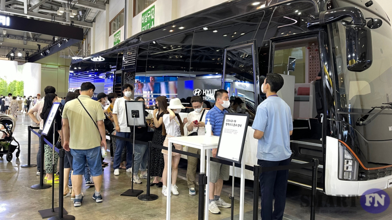 현대 오피스 버스 체험 하기 위해 관람객들이 줄을 서 대기하고 있다. /사진=박지성 기자