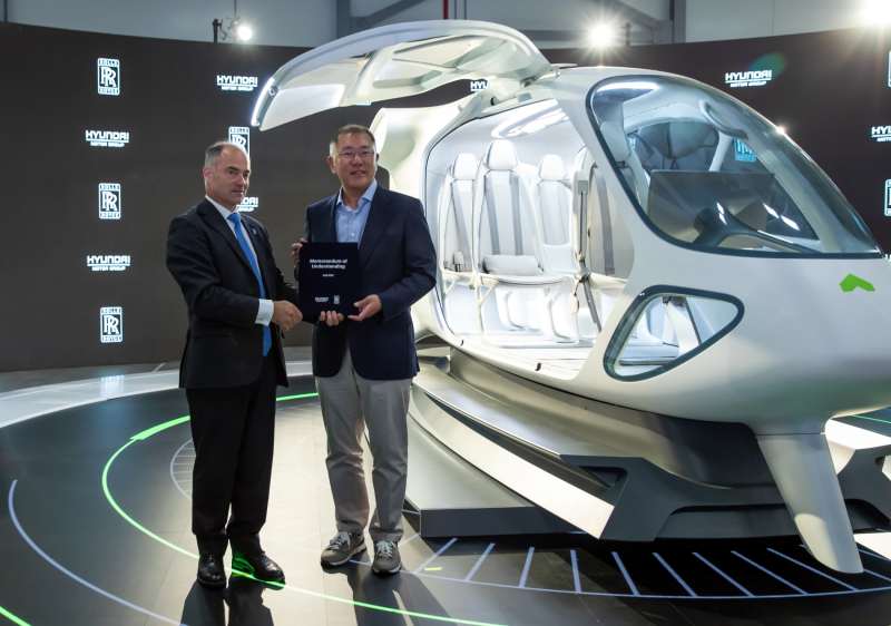 정의선 현대차그룹 회장(오른쪽)과 워렌 이스트 롤스로이스 CEO가 기념 촬영을 하고 있다. /사진=현대자동차그룹