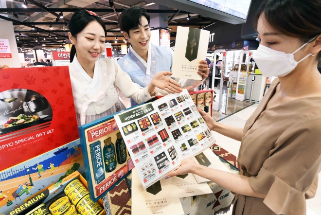 홈플러스 모델들이 20일 서울 등촌동 홈플러스 강서점에서 ‘추석 선물세트 사전예약’을 소개하고 있다. /사진=홈플러스