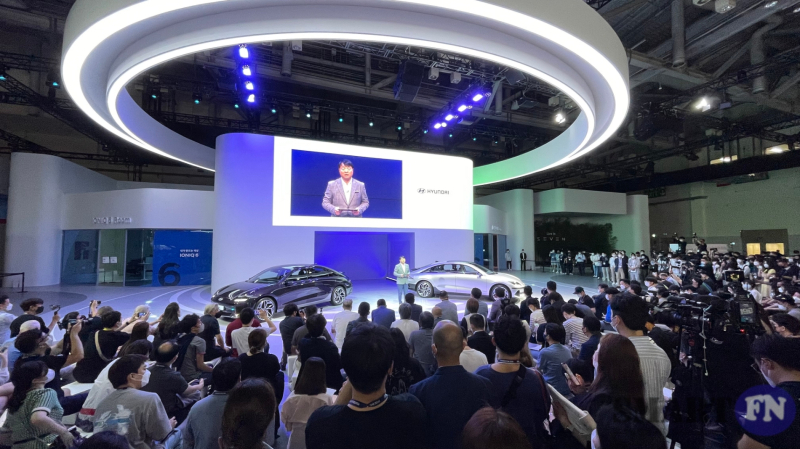 현대자동차가 부산국제모터쇼에서 '아이오닉 6'를 세계 최초로 공개하고 장재훈 현대차 사장이 소개하고 있다. /사진=박지성 기자
