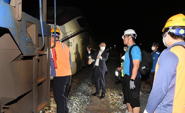 이종국 SR 대표이사(왼쪽에서 두 번째)가 탈선사고 피해를 입은 SRT 203 열차 정비를 위해 28일 새벽까지 이송한 관계자들을 신창원역 현장에서 격려하고 상황을 점검하고 있다.