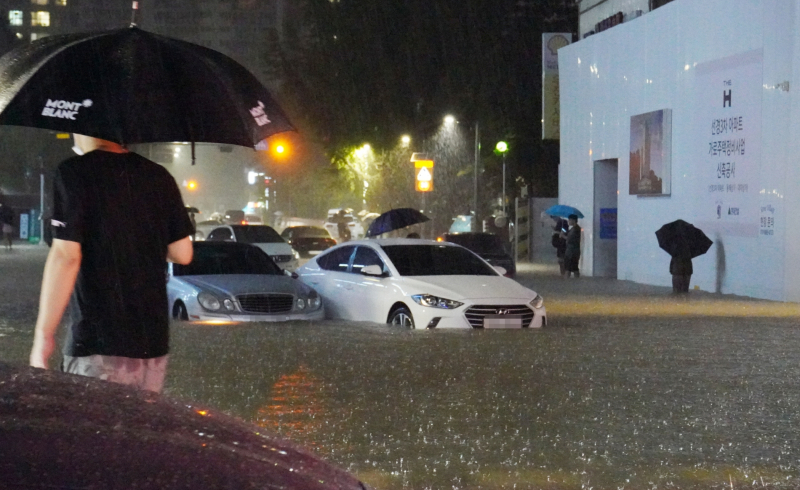 폭우에 침수된 차량. /사진=연합뉴스