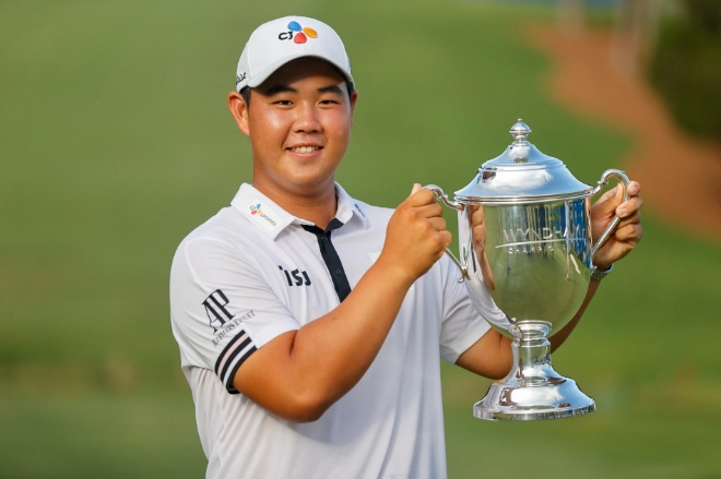 미국 PGA 투어 한국인 최연소 우승자 김주형이 윈덤 챔피언십 우승 트로피를 들어보이며 환하게 웃고 있다./사진=연합뉴스