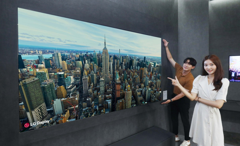 LG디스플레이 모델이 현존 최대 크기의 OLED TV 패널인 ‘97인치 OLED.EX’를 소개하고 있다. /사진=LG디스플레이