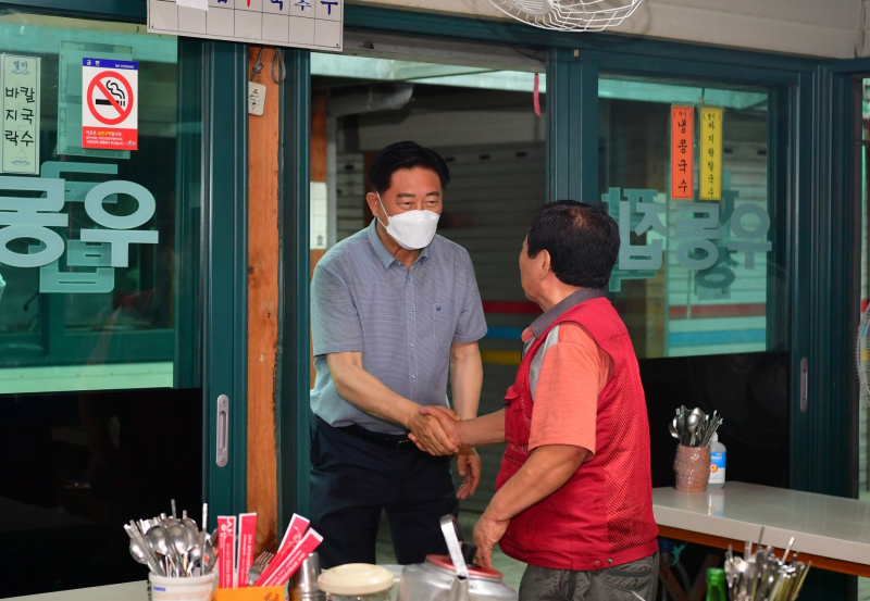 김한종 장성군수(사진 왼쪽)가 지역 소상공인과 환담을 나누고 있다. 사진=장성군