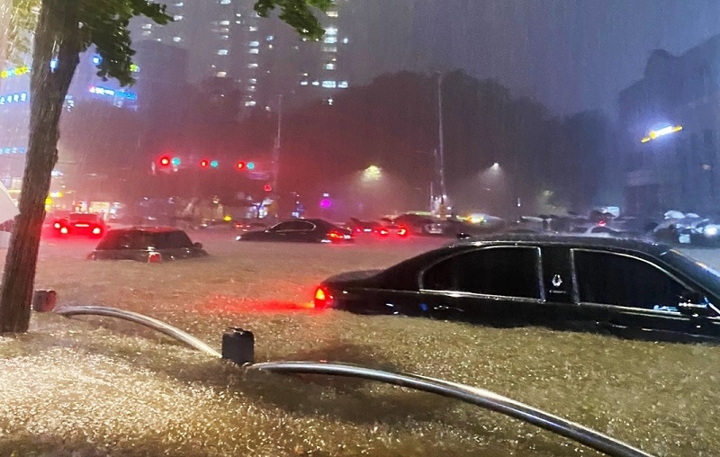 서울에 집중호우가 내린 지난 8일 밤 서울 대치역 인근 도로가 침수. 차량이 물에 잠겨 있다. /사진=연합뉴스