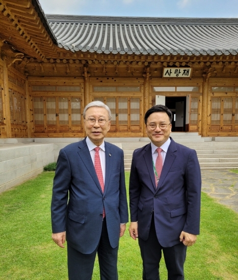 김창준 전 미연방의원(왼쪽)과 송민수 파이낸스뉴스 대표
