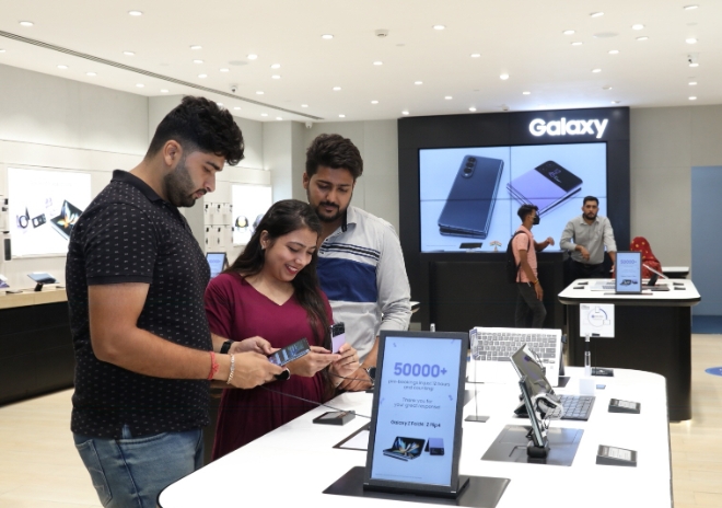 26일(현지시간) 인도 구르가온(Gurgaon) 앰비언스 몰(Ambience Mall)에 위치한 삼성 모바일 스토어에서 소비자들이 갤럭시 Z 플립4·Z 폴드4를 체험하고 있다. /사진=삼성전자