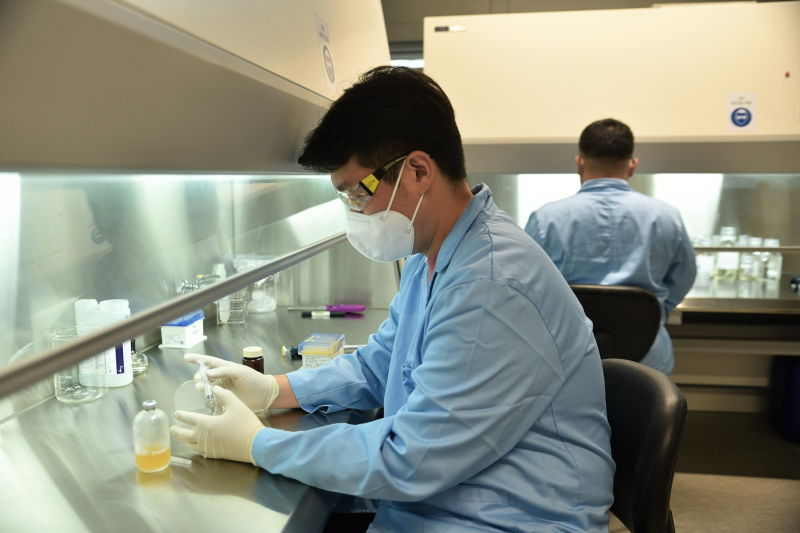 코오롱인더스트리 연구원이 프리저베일의 주원료인 루테린 배양액을 살펴보고있다. /사진=코오롱인더스트리