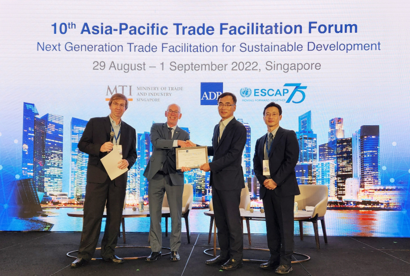 지난 30일, 싱가포르 '아시아·태평양 무역원활화 포럼'에서 차영환 KTNET의 대표(오른쪽 두번째)가 '무역원활화 혁신상'을 수상하고 있다. /사진=한국무역정보통신