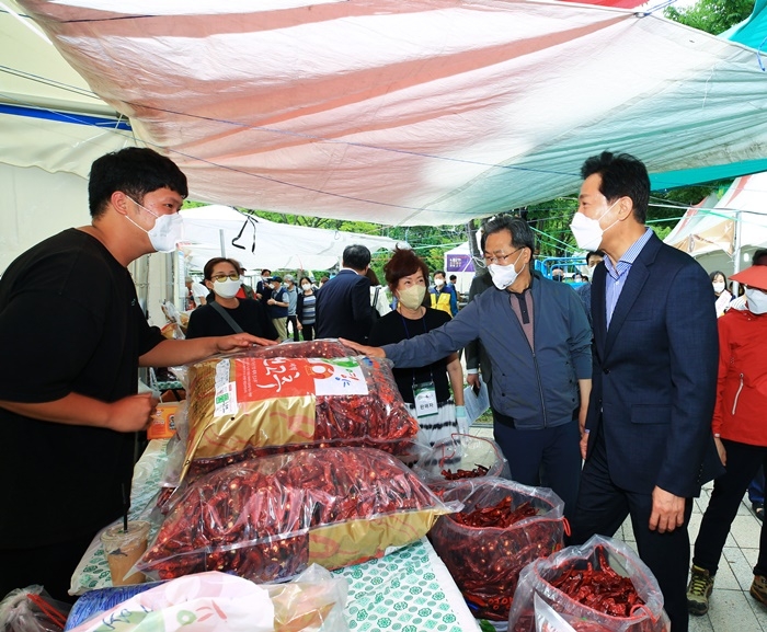 오도창(오른쪽 두번째) 영양군수 안내로 오세훈(오른쪽) 서울시장이 영양고추 핫 페스티벌 현장을 둘러보고 있다./사진=영양군