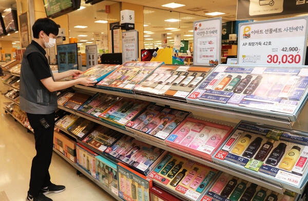 서울에 있는 한 이마트에서 소비자가 추석선물세트 사전예약 상품을 둘러보고 있다./사진=이마트