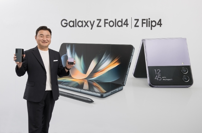 지난달 10일(한국시간) 온라인으로 진행된 '삼성 갤럭시 언팩 2022에서 노태문 삼성전자 MX사업부장(사장)이 차세대 폴더블 스마트폰 '갤럭시 Z 플립4'와 '갤럭시 Z 폴드4'를 소개하고 있다. /사진=삼성전자