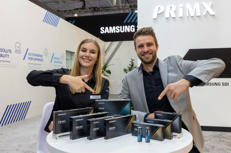 삼성SDI 모델들이 19일 '2022 하노버 상용차 박람회' 개막에 앞서 삼성SDI의 PRiMX 배터리 제품들을 선보이고 있다. /사진=삼성SDI