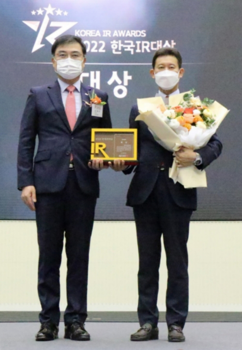 CJ프레시웨이가 '2022 한국IR대상'에서 식자재 유통기업 최초로 대상을 수상했다. 22일, 정성필 CJ프레시웨이 대표이사(오른쪽)가 서울 여의도에 위치한 한국거래소 서울 사무소에서 열린 시상식에서 손병두 한국거래소 이사장(왼쪽)과 기념촬영을 하고 있다./사진=CJ프레시웨이