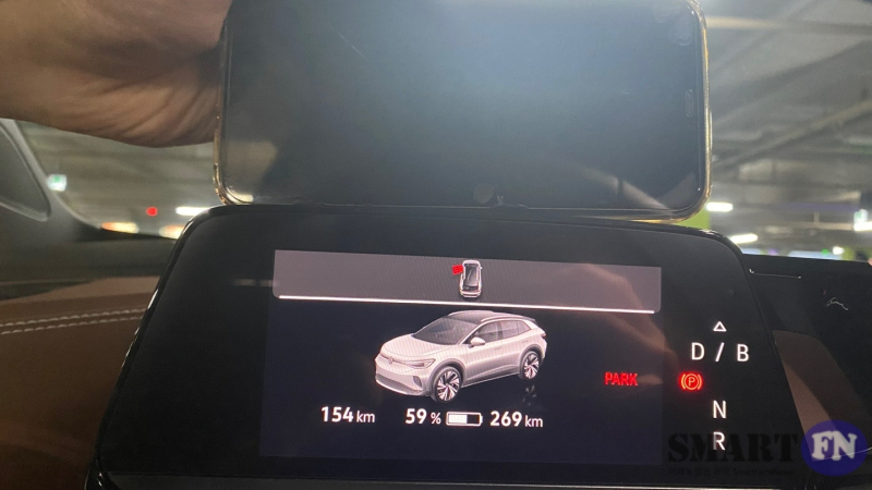 폭스바겐 첫 순수 전기차 ID.4 계기판과 아이폰12 프로 맥스와 비교. /사진=박지성 기자
