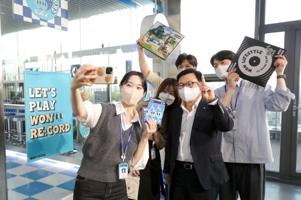 이원덕 우리은행장(앞줄 오른쪽)이 지난 17일 서울 무신사 테라스 홍대에 소재한 우리은행X무신사 혁신점포 'WON RE:CORD'에 방문해 직원들과 기념 촬영하고 있다.