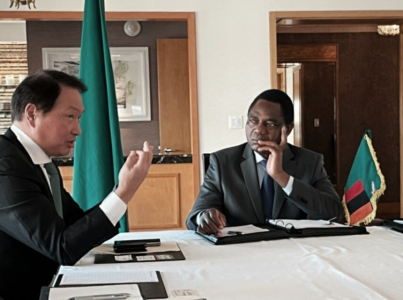 최태원 SK그룹 회장이 지난 20일 미국 뉴욕에서 하카인데 히칠레마 잠비아 대통령과 만나 사업협력 방안을 논의하고 있다. /사진=SK