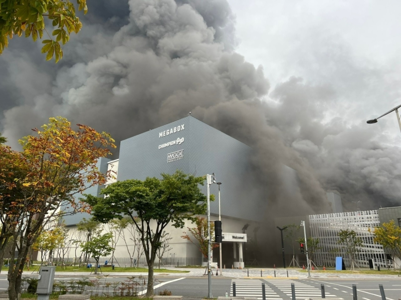26일 오전 대전 현대아울렛에서 불이나 8명의 사상자가 발생했다. 사진은 화재 초기 검은 연기가 치솟는 모습. /사진=연합뉴스