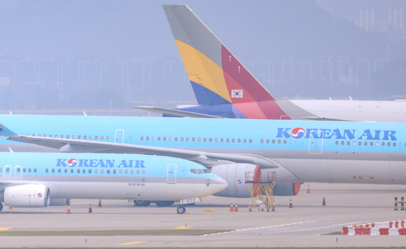 인천국제공항 주기장에 대한항공과 아시아나 항공기가 세워져 있다. /사진=연합뉴스