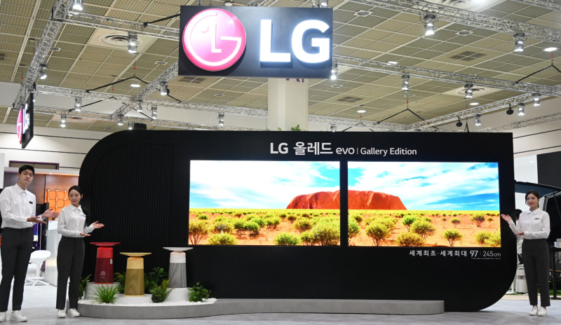 LG전자가 서울 삼성동 코엑스에서 열리는 한국전자전(KES 2022)에서 세계 최대 97형 올레드 에보 갤러리 에디션을 선보였다. /사진=LG전자