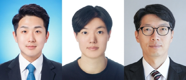 (왼쪽부터) 인하대 이승현 박사과정생, 김대하 박사과정생, 송병철 전기컴퓨터공학과 교수