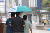 [오늘의 날씨] 전국 곳곳 비…오후부터 무더위 기승