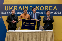 HD현대, 우크라이나 재건사업 지원…건설장비 5대 기증