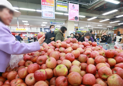 사과 값 고공행진…10kg 도매가격 사상 첫 9만원 돌파
