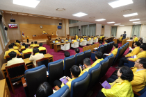 신안군의회, 섬 수선화 축제 기념 노란색 의상 입고 임시회 진행