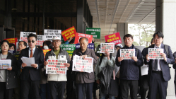 [현장] 홍콩 ELS 피해자들·시민단체, KB금융그룹 등 검찰 고발