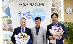장수군, 몽골 카스타운 대표·LS트레이딩 대표 '명예군민증' 수여
