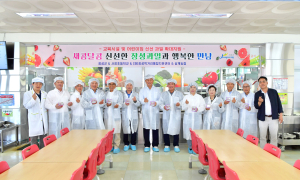 김한종 장성군수, 사창초등학교 방문···제철 과일 배식 봉사 참여